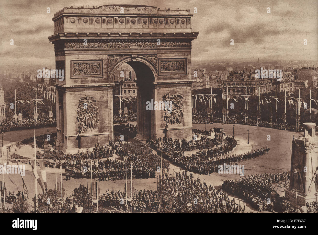 Magnificent Victory Parade passing through the Arc de Triomphe, Paris, July 14, 1919 - Conquerers in the Great War Marching on Bastile Day through the Triumphal Arch in Paris, under which only victors can pass.  Millions witnessed the wonderful parade led by Joffre, Foch, Pershing and other notable figures of the war Stock Photo