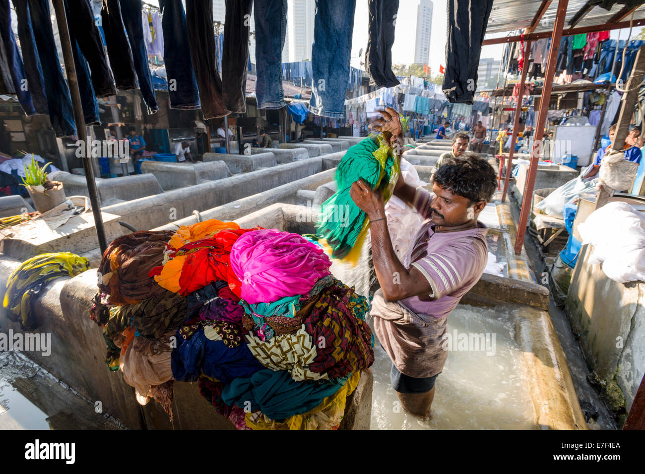 Labourer washing clothes at Mahalaxmi Dhobi Ghat, laundry district of Mumbai, Maharashtra, India Stock Photo