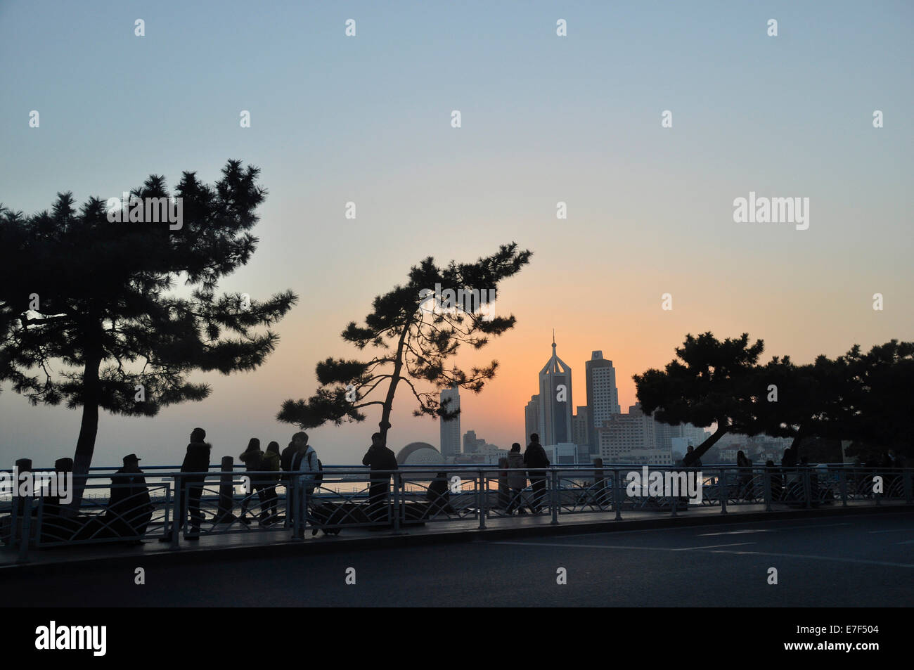 Waterfront promenade with the skyline of Qingdao, Shandong, China Stock Photo