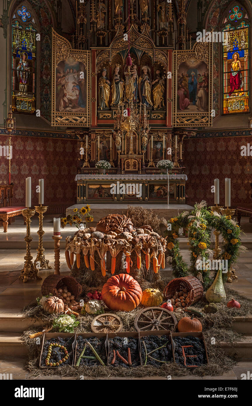 Thanksgiving decorations in St Pelagius Church, late Gothic shrine figures of the high altar at the back, Weitnau, Oberallgäu Stock Photo