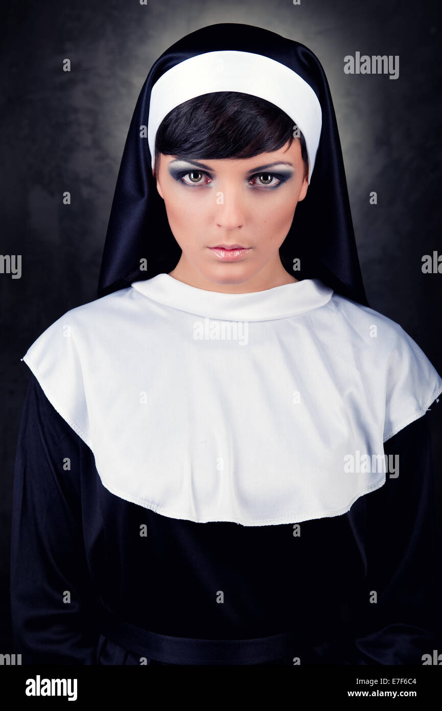 Nun uniform hi-res stock photography and images - Alamy