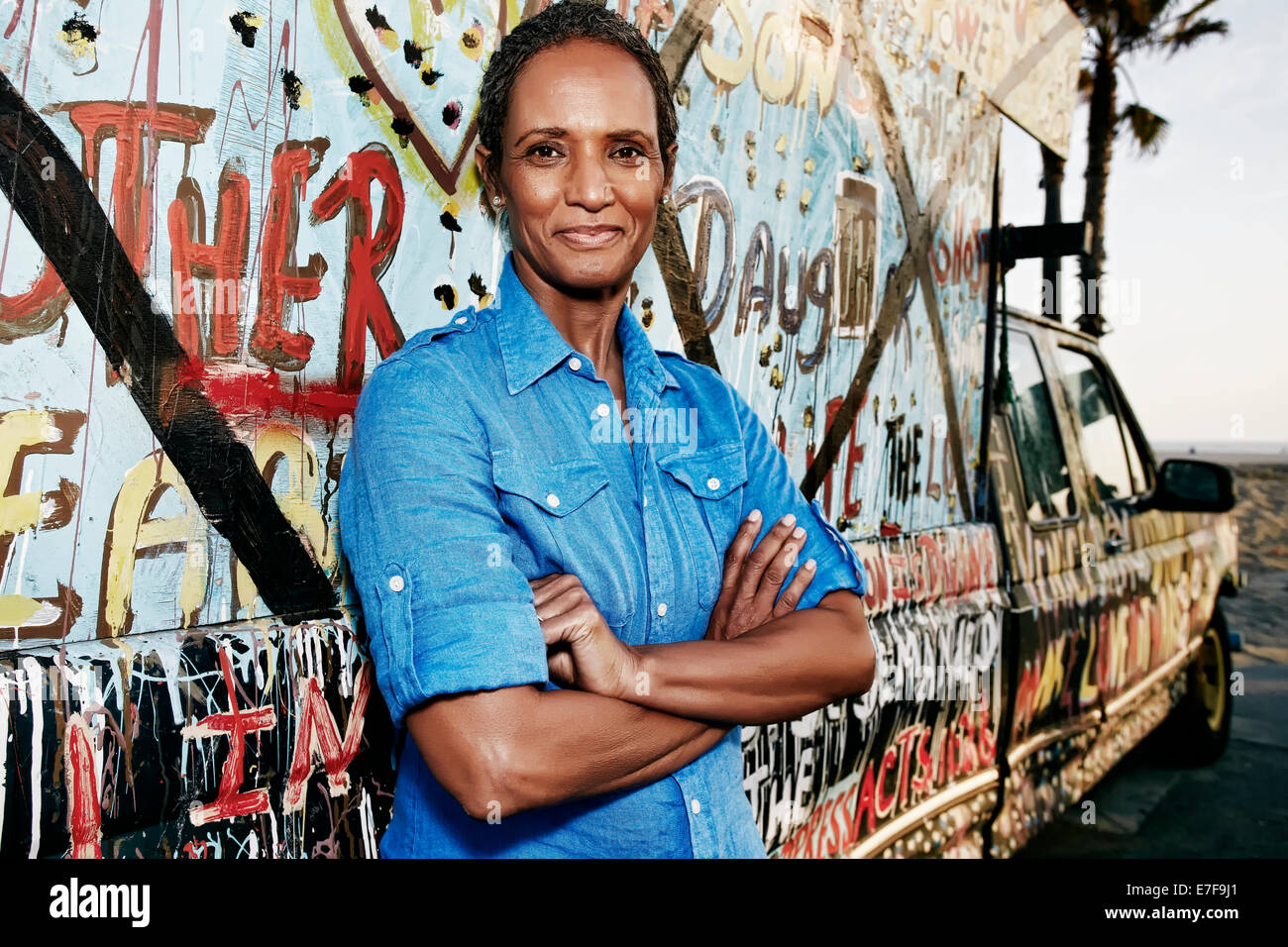 Black woman standing arms crossed hi-res stock photography and images ...