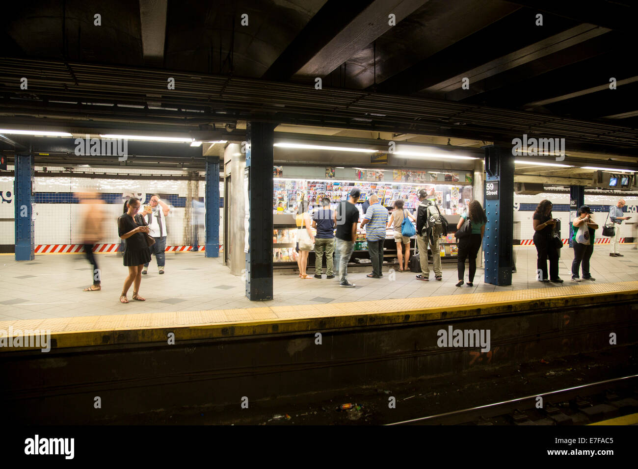 Platform stall shop news stand subway new york Stock Photo