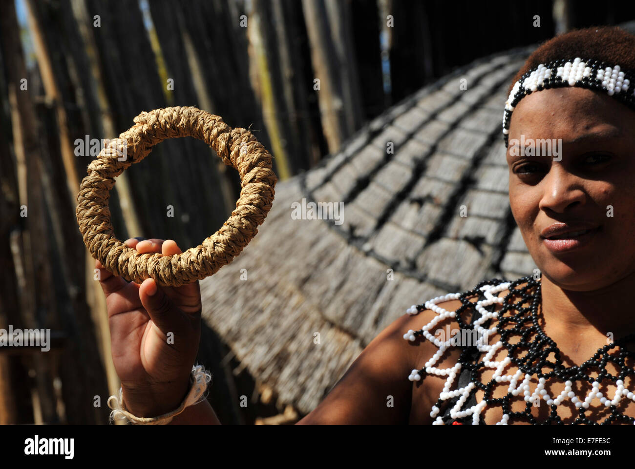 Eshowe, KwaZulu-Natal, South Africa, Zulu maiden shows grass ring, Inkatha, balance clay pot carried on head, Shakaland, culture, theme village Stock Photo