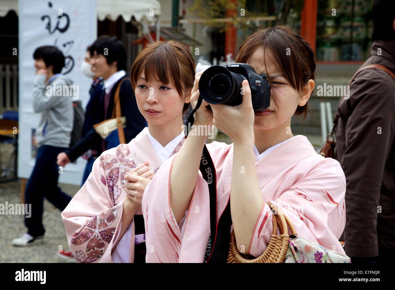 Japanese girls dressed with yukata, traditional dress, and taking pictures with Canon camera. Kyoto, Japan, Asia Stock Photo