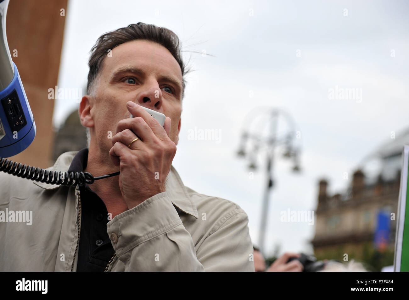 Glasgow, Scotland, UK. 16th September, 2014. Scottish pro-independence rally. Deacon Blue frontman Ricky Ross addresses Yes crowd at Scottish independence rally in George Square, Glasgow. Credit:  Tony Clerkson/Alamy Live News Stock Photo