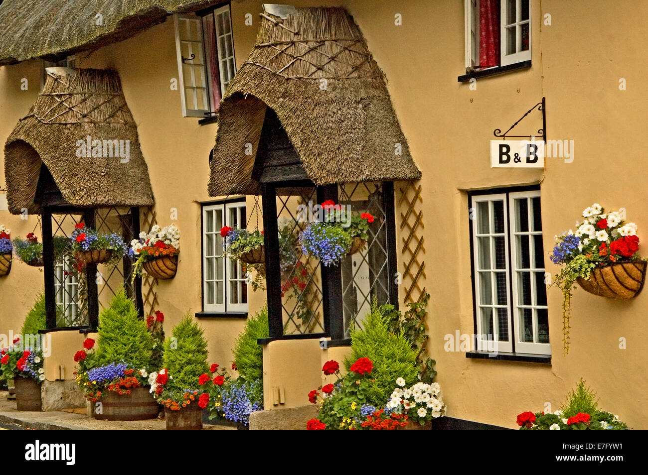 Cottages with hanging basket hires stock photography and images Alamy