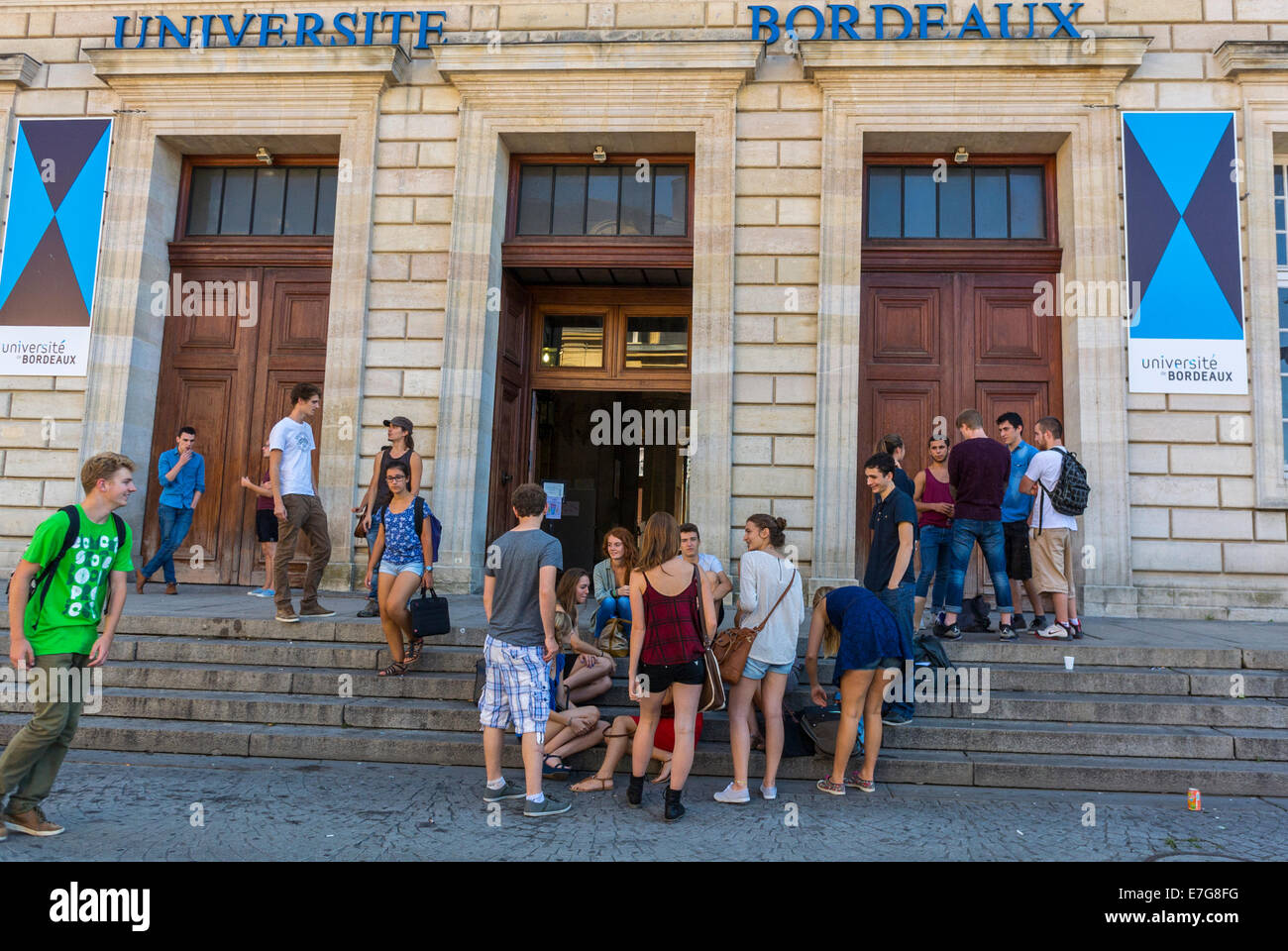 Bordeaux, France, Street Scenes, University Students Hanging Out, waiting, Building at 'Bordeaux University' crowd teenagers talking outside Stock Photo