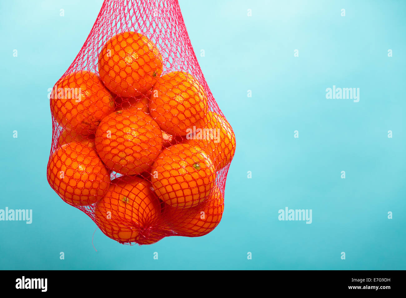https://c8.alamy.com/comp/E7G9DH/mesh-bag-of-fresh-oranges-healthy-tropical-fruits-from-supermarket-E7G9DH.jpg