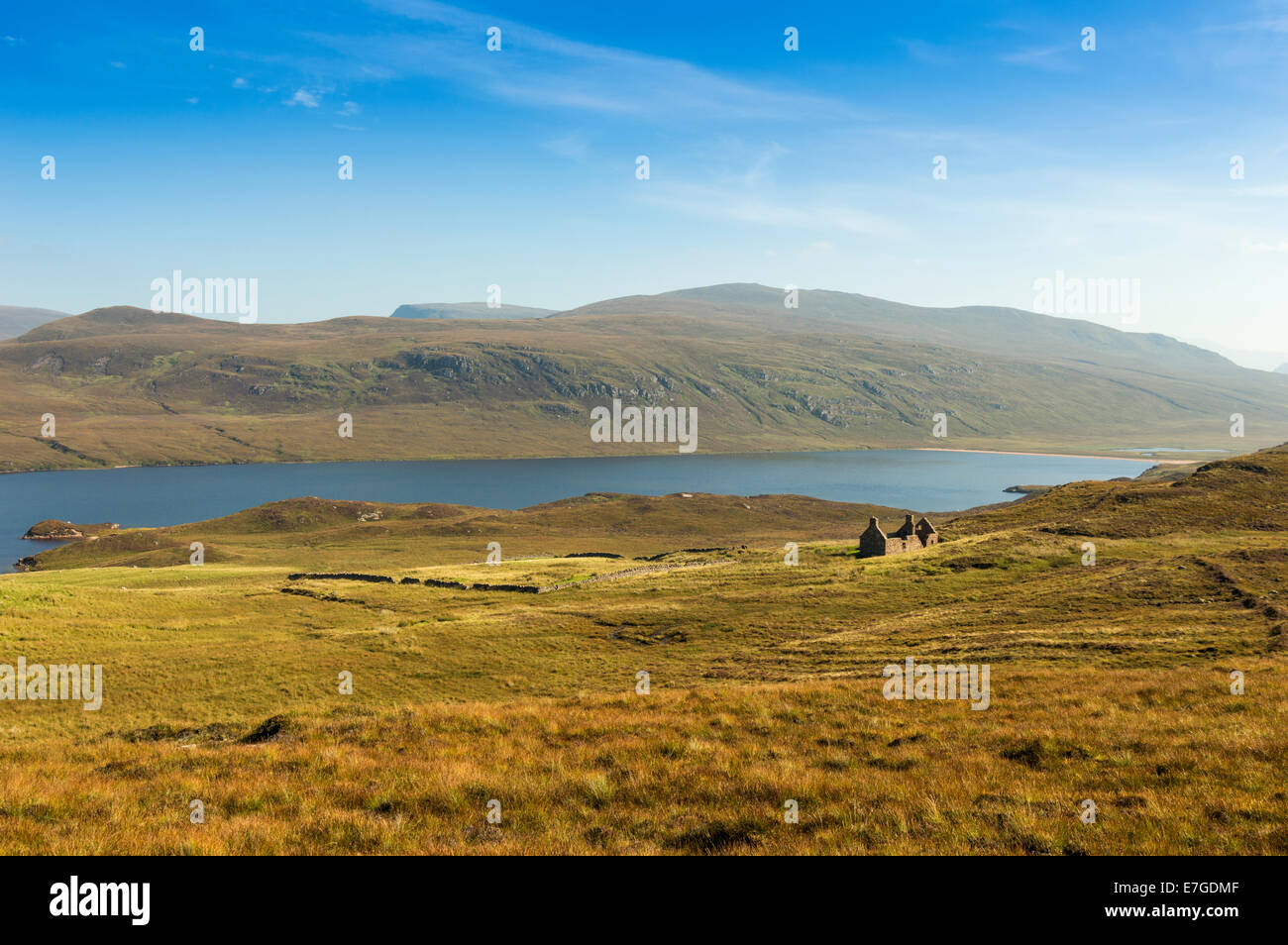 SANDWOOD LOCH AND DESERTED CROFT HOUSE AND SHEEP PENS SUTHERLAND SCOTLAND Stock Photo