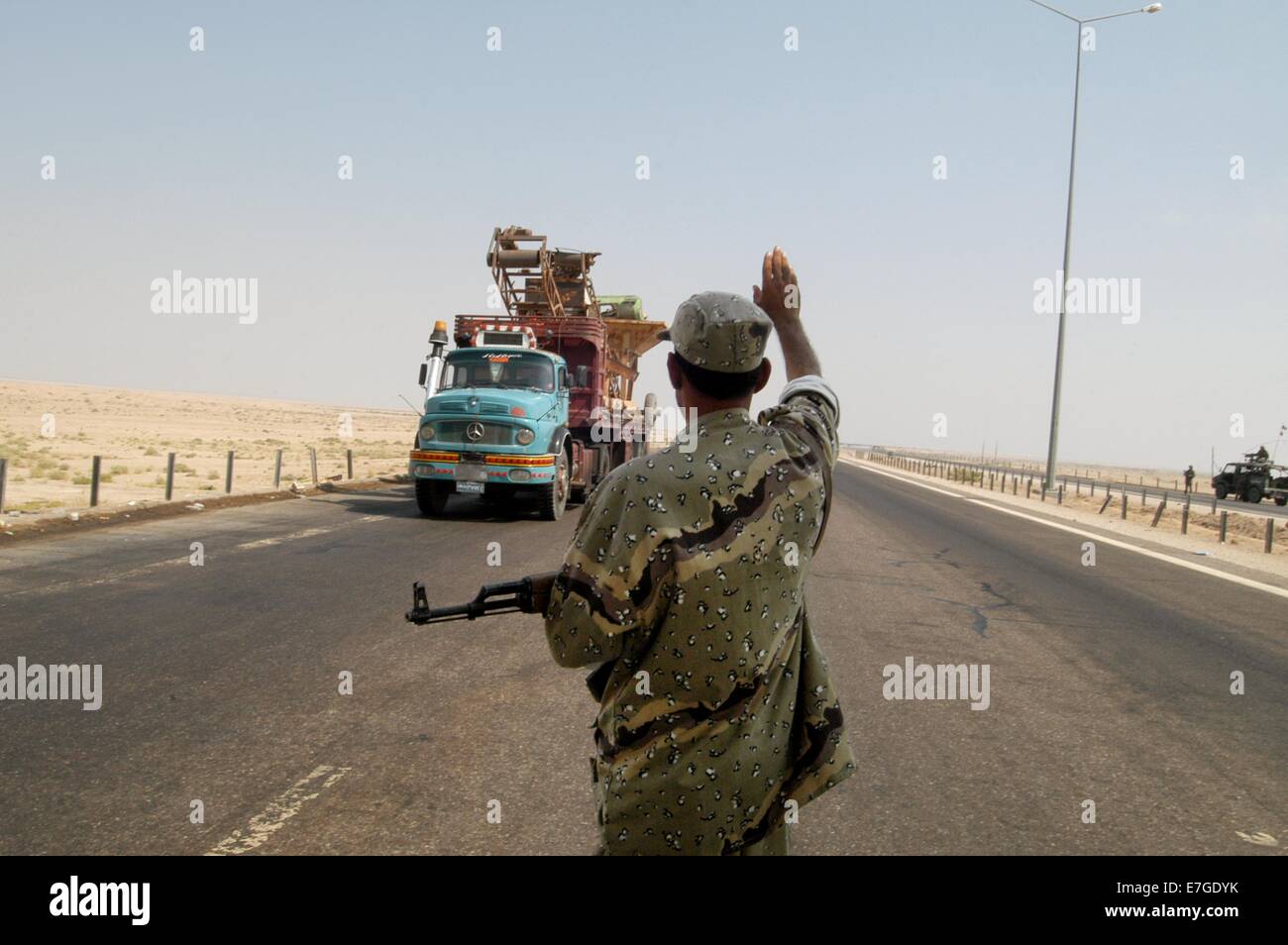 Checkpoint of the New Iraqi Army on the highway from Baghdad to Basra, near the city of Nasiriyah Stock Photo