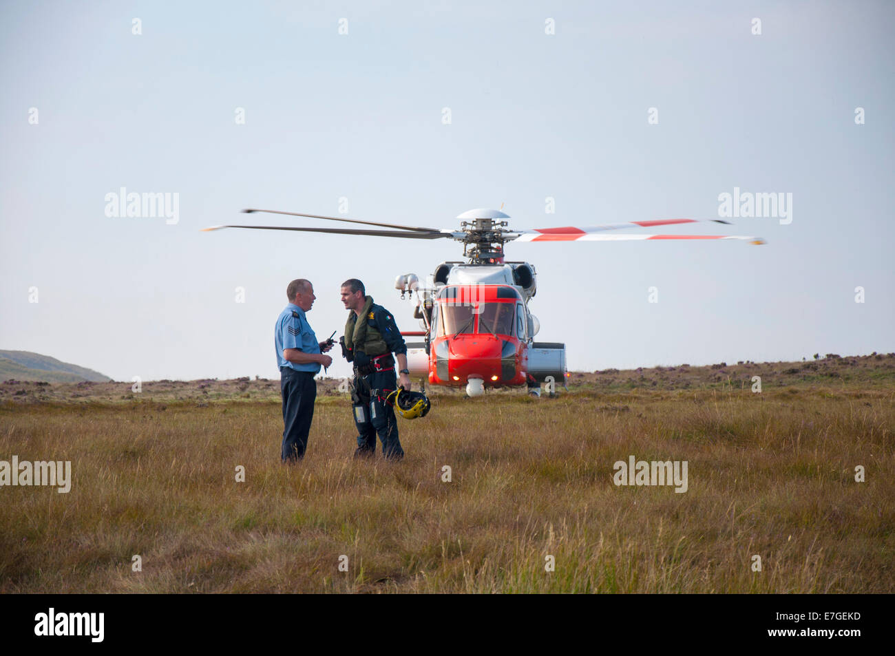 Irish Coast Guard IRCG Garda Cósta na hÉireann Sikorsky helicopter crew ...