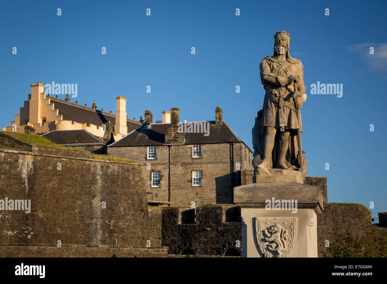 Robert the Bruce statue and Stirling Castle - birthplace of Mary Queen of Scots, Stirling, Scotland, UK Stock Photo