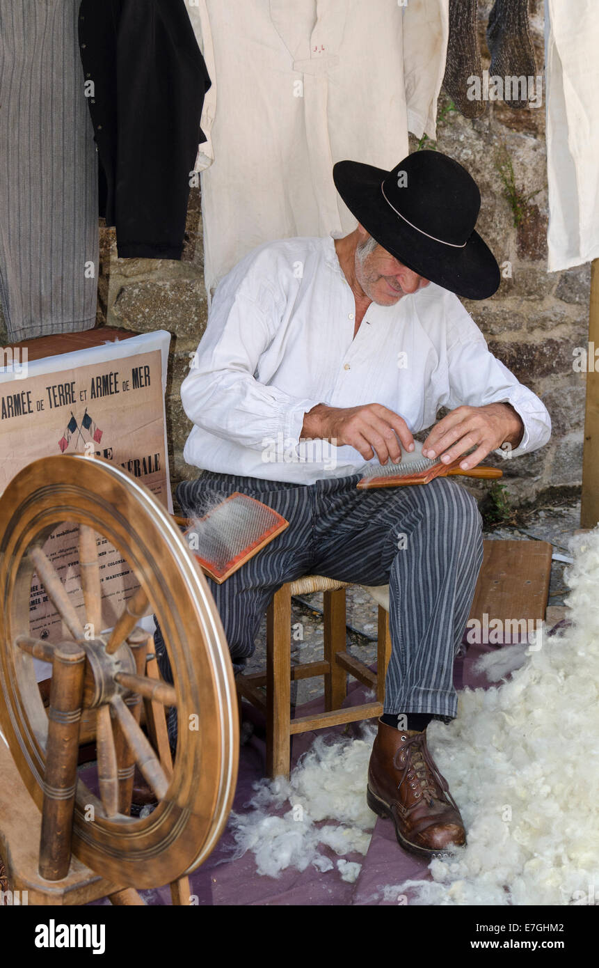 Hand wool cards hires stock photography and images Alamy