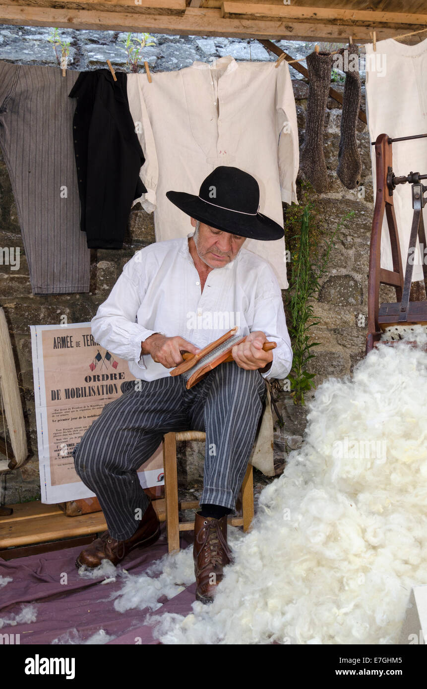 Hand wool cards hires stock photography and images Alamy