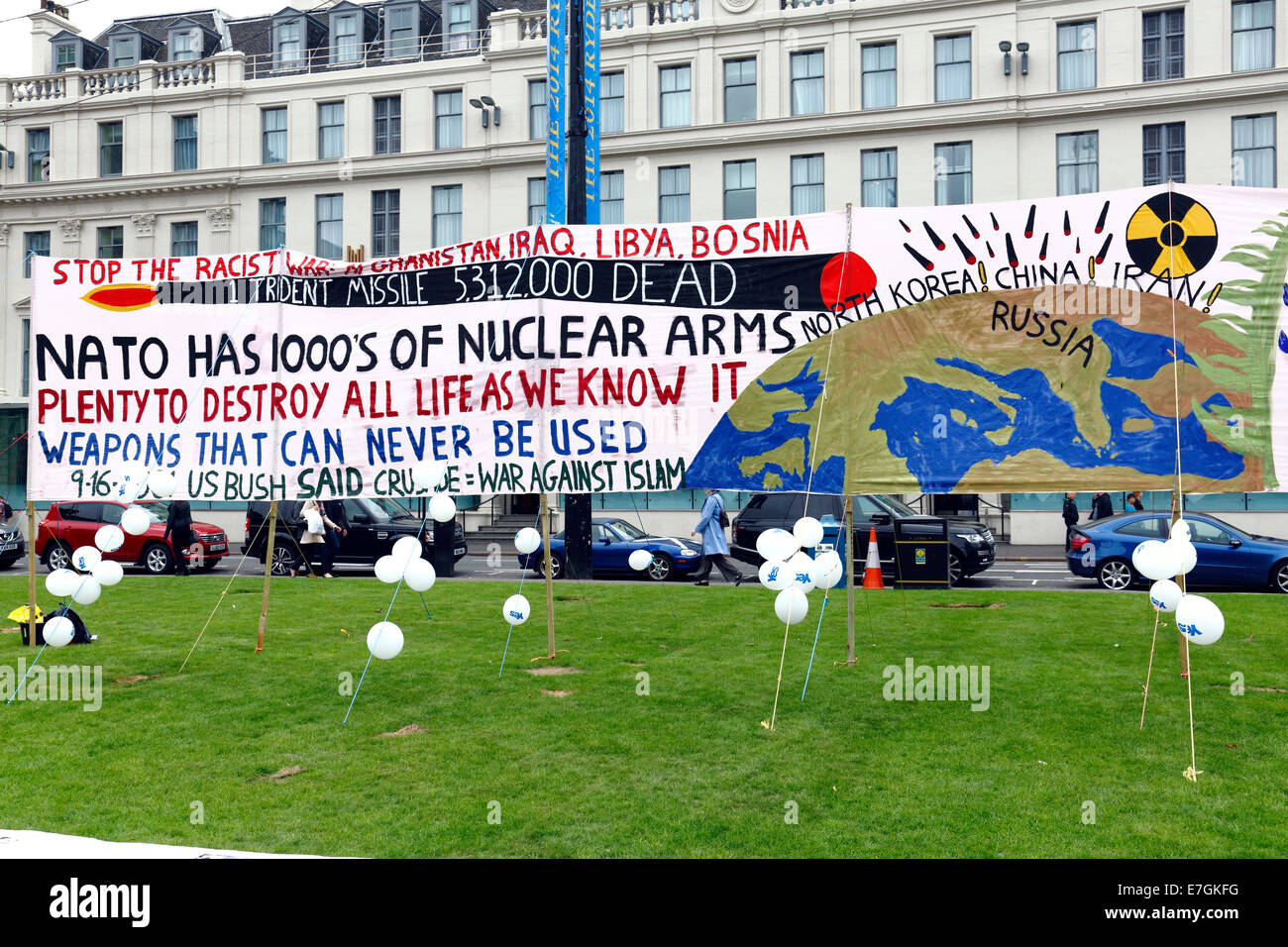 George Square, Glasgow, Scotland, UK, Wednesday, 17th September, 2014. On the day before the Scottish Independence Referendum Yes Supporters displayed a banner protesting against nuclear weapons Stock Photo