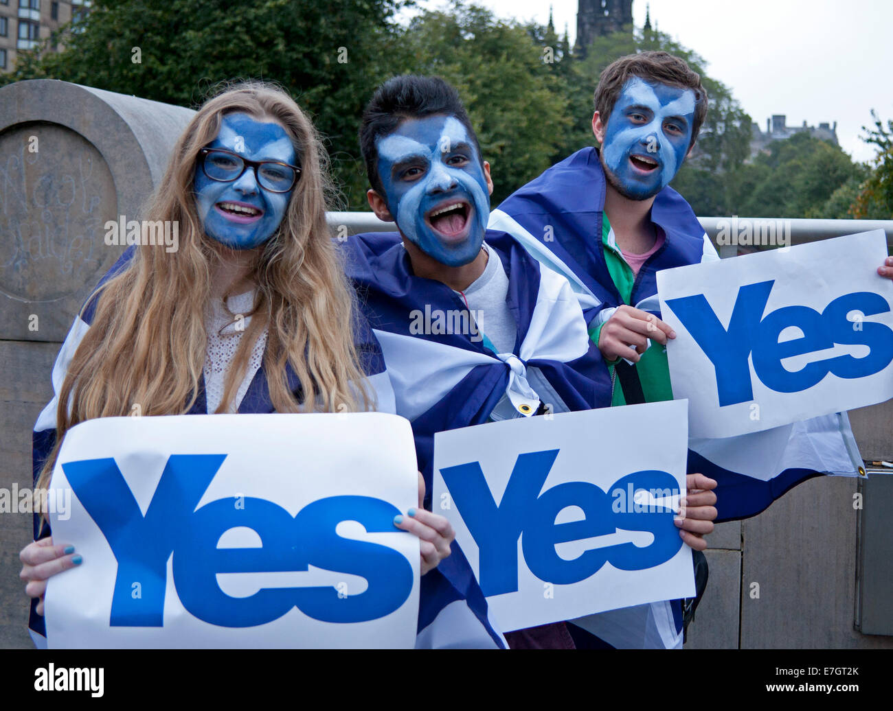 Edinburgh, Scotlland. Scottish Independence Referendum. 17th Sept. 2014. On the evening before Scotland votes three Edinburgh students put their saltire face paint on to back the Yes Campaign. Stock Photo