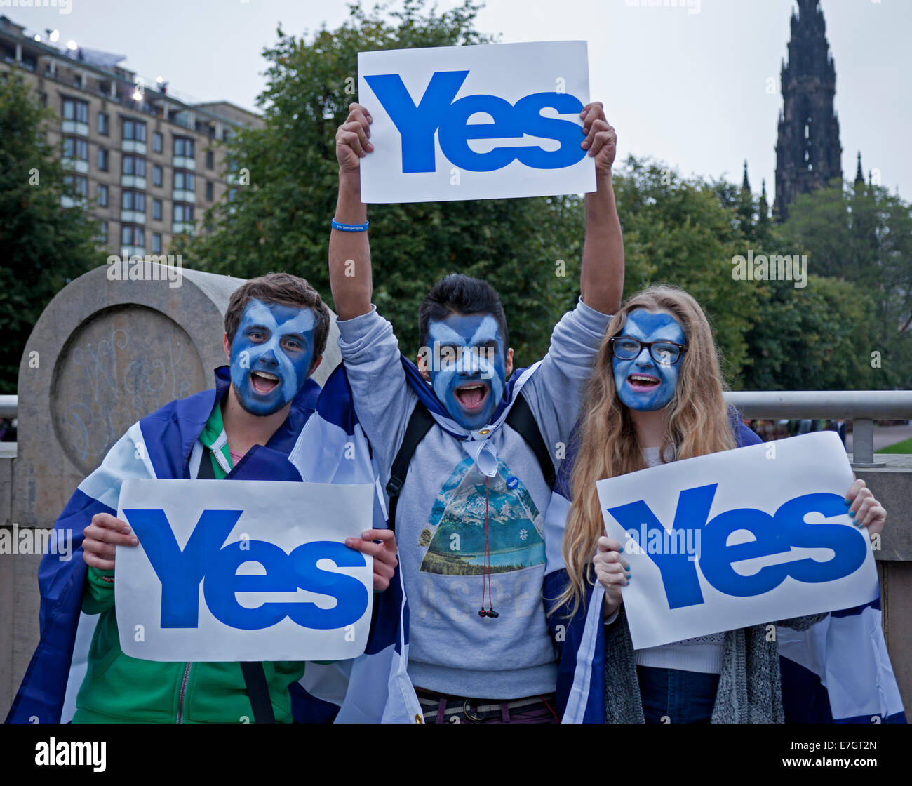 Edinburgh, Scotlland. Scottish Independence Referendum. 17th Sept. 2014. On the evening before Scotland votes three Edinburgh students put their saltire face paint on to back the Yes Campaign. Stock Photo