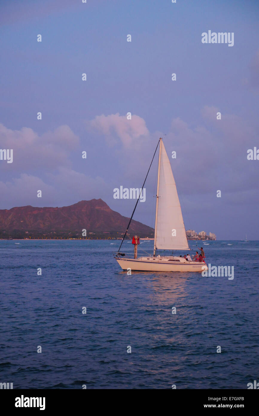 Hawaii sunset sailboat hi-res stock photography and images - Alamy