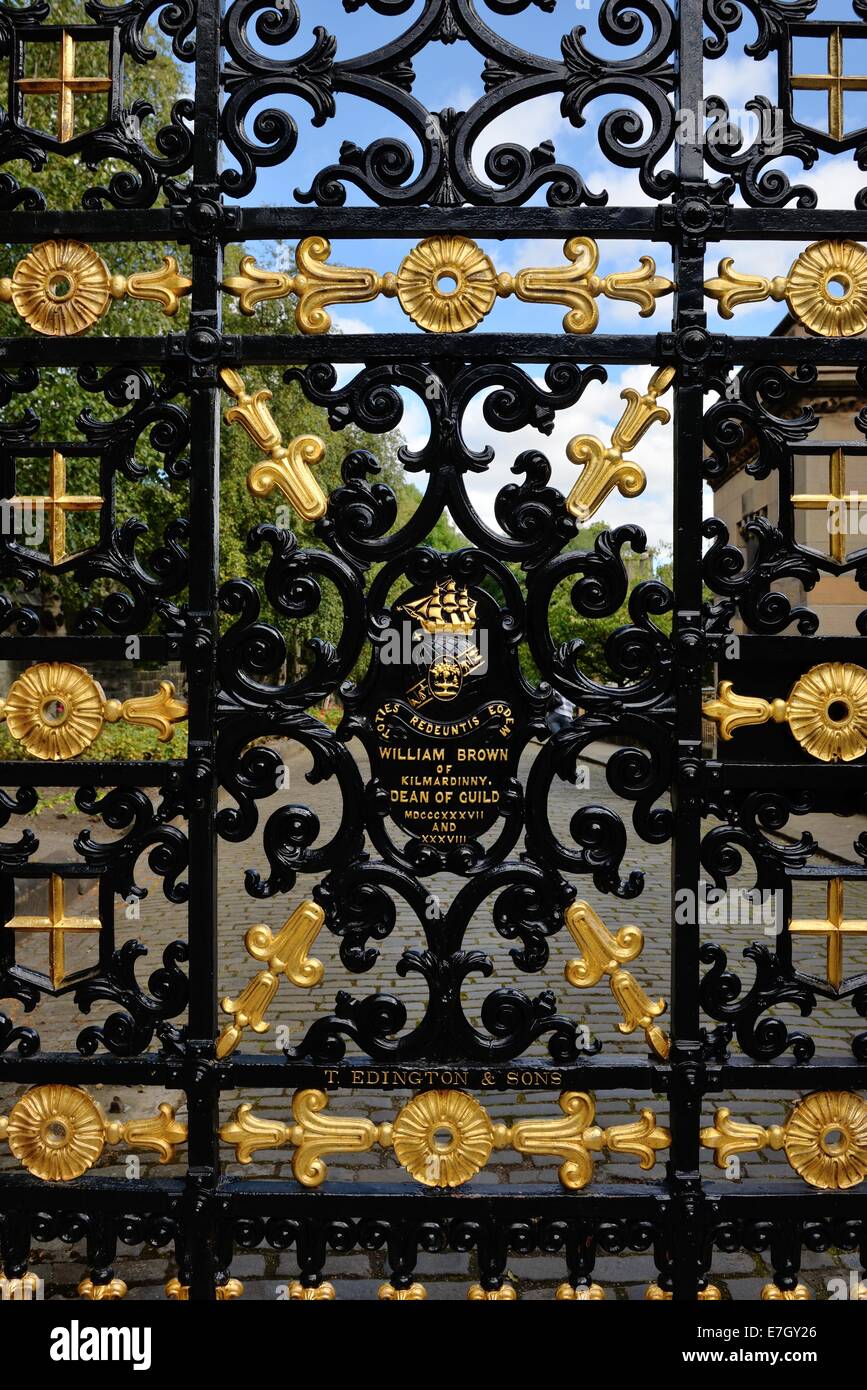 Black and gold painted wrought iron gate at the entrance to the Glasgow Necropolis, Scotland, UK, Europe Stock Photo