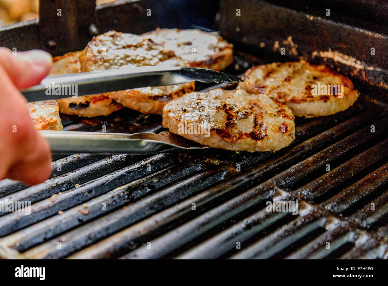 how long do you cook turkey burgers on the grill