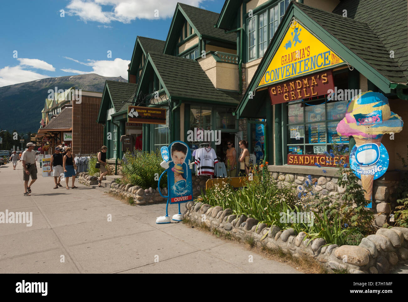 Elk2037013 Canada, Alberta, Jasper National Park, Jasper town