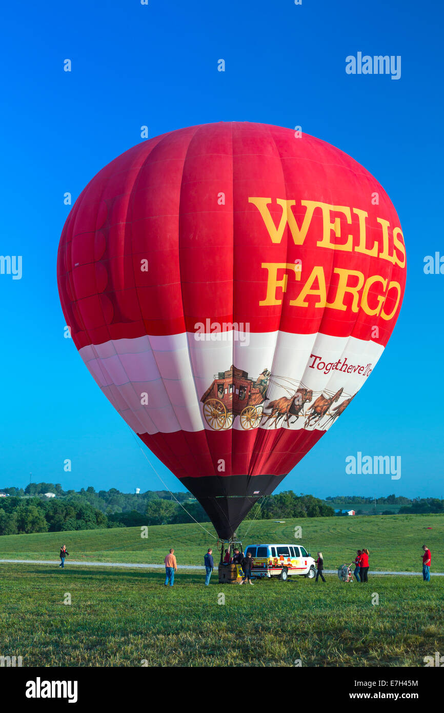 Hot air balloons in flight hi-res stock photography and images - Alamy