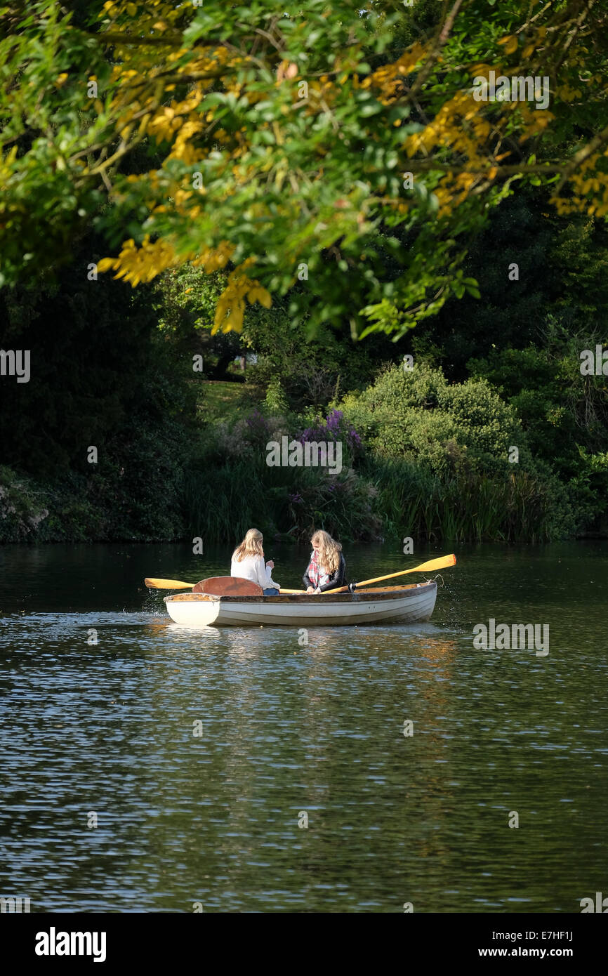 Two young women relaxing in a rowing boat on the River Avon at Stratford Stock Photo