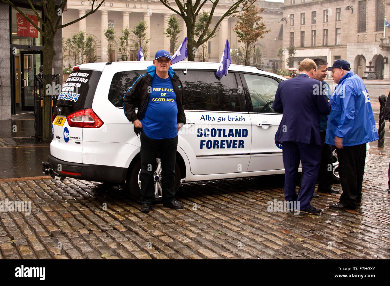 Dundee, Scotland, UK. 18th September, 2014: Scottish Referendum "Vote Yes" Campaign. Scottish National Party Political Campaigners and voters in Dundee city centre encouraging Scottish People to vote Yes for Independence today September 18th 2014. Credit:  Dundee Photographics / Alamy Live News Stock Photo
