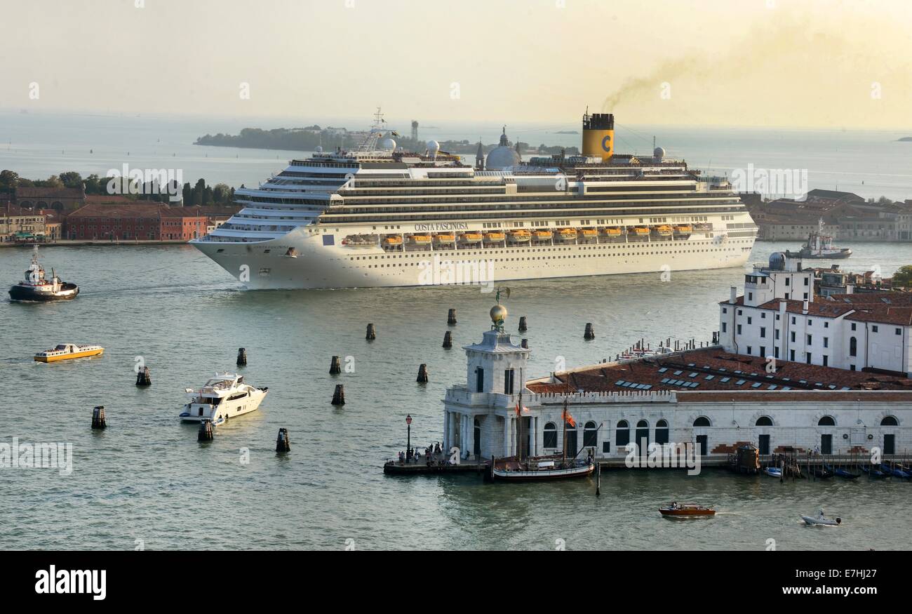 A Costa cruise ship leaves the harbour and passes close to Punta della Dogana with the church Santa Maria della Salute and the Piazza San Marco in Venice, Germany, 08 September 2014. A debate is currently going on about the passage of cruise ships this close to the city and the dangers for the environment this poses. The huge cruise ships are supposed to using the route close to Giudica in the future but rater the one closer to the train station, which is further from the city. Channels would have to be deepened and widened for this solution, however. Photo: Waltraud Grubitzsch -NO WIRE SERVIC Stock Photo
