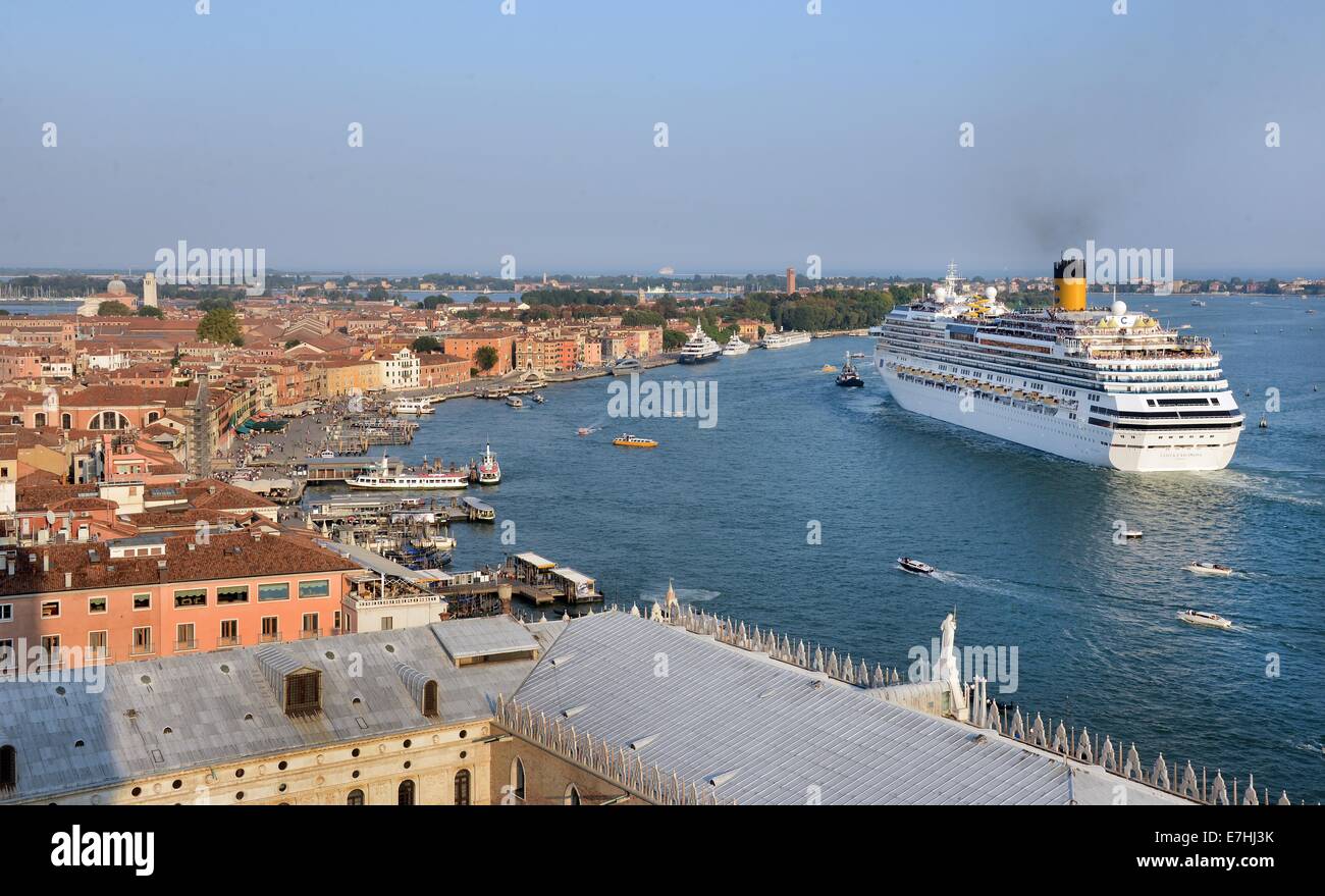 A Costa cruise ship leaves the harbour and passes close to Piazza San Marco in Venice, Germany, 08 September 2014. A debate is currently going on about the passage of cruise ships this close to the city and the dangers for the environment this poses. The huge cruise ships are supposed to using the route close to Giudica in the future but rater the one closer to the train station, which is further from the city. Channels would have to be deepened and widened for this solution, however. Photo: Waltraud Grubitzsch -NO WIRE SERVICE- Stock Photo