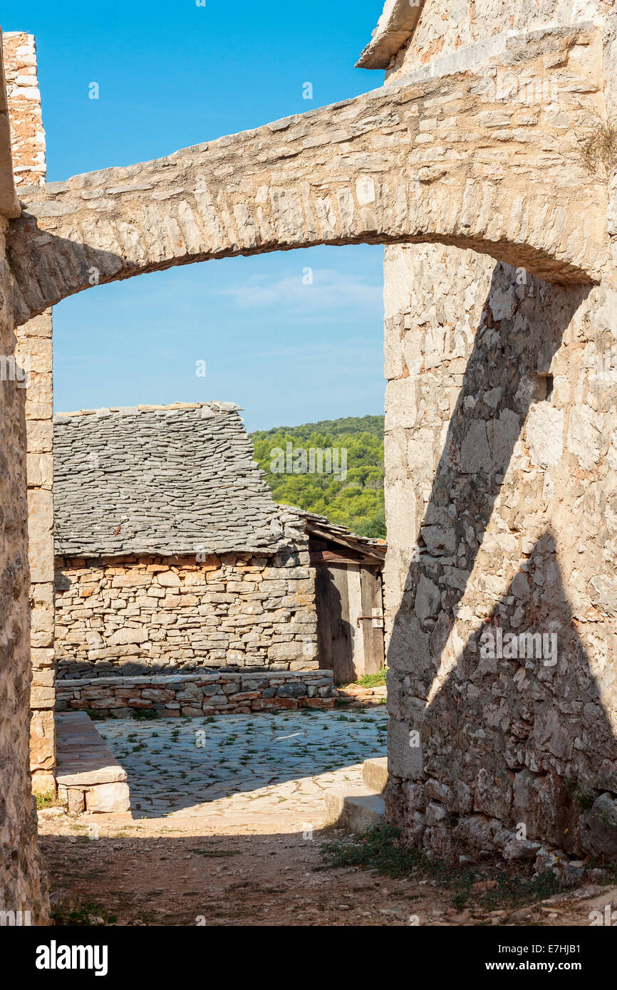 Stone arch in Humac village, Hvar island, Croatia Stock Photo - Alamy