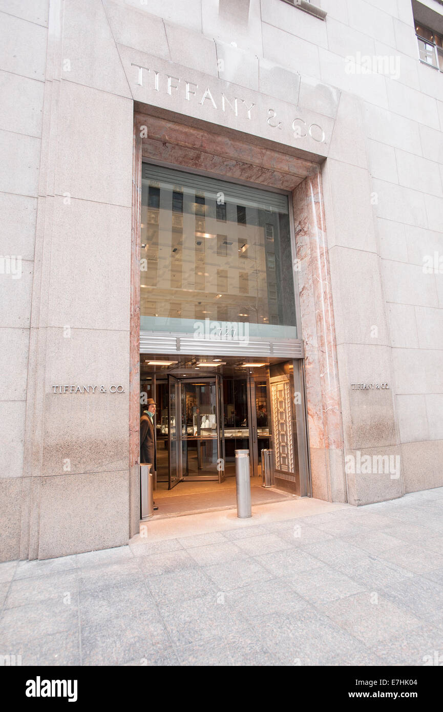 Tiffany & Co flagship store at the corner of Fifth Avenue and 57th Street.  Close up of Tiffany logo and shop entrance Stock Photo - Alamy