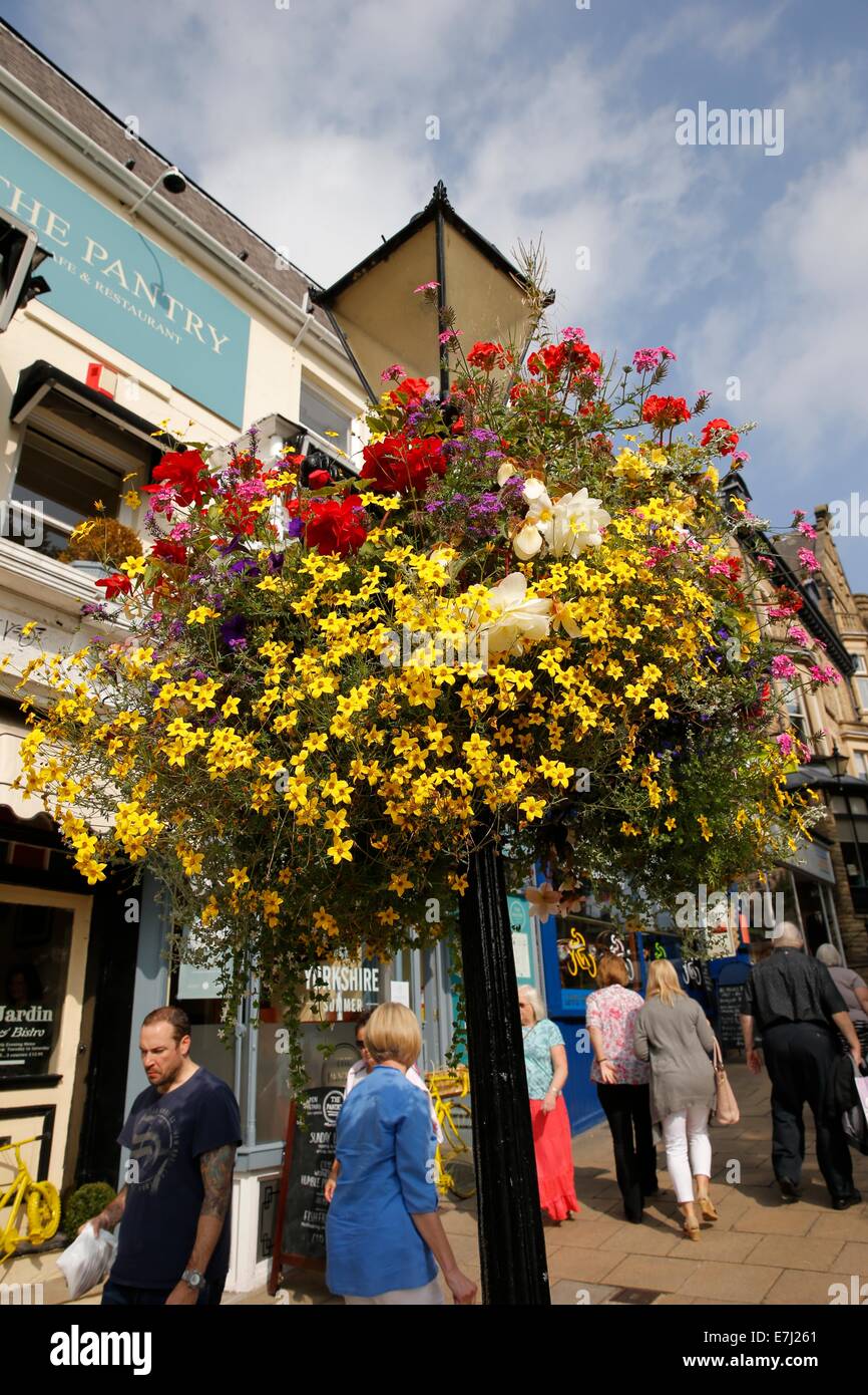 Harrogate Shops and People Stock Photo Alamy