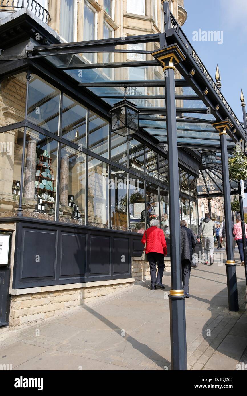 Harrogate Shops and People Stock Photo Alamy