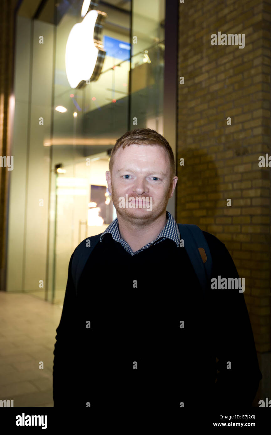 Blefast, Northern Ireland. 18th September, 2014. Mark from Dublin begin queuing for IPhone 6 at