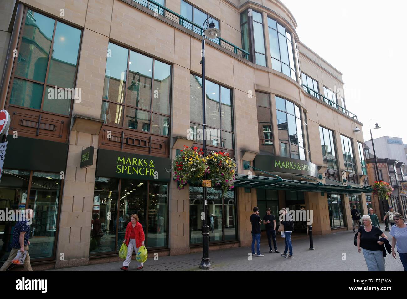 Harrogate Shops and People Stock Photo Alamy