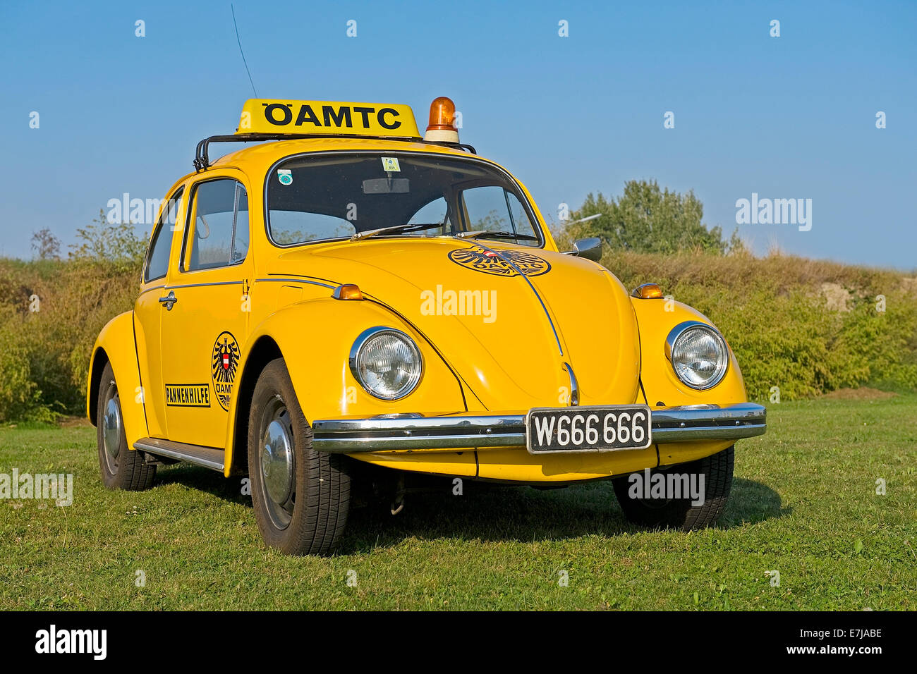 ÖAMTC breakdown assistance, Vintage Volkswagen Beetle Stock Photo