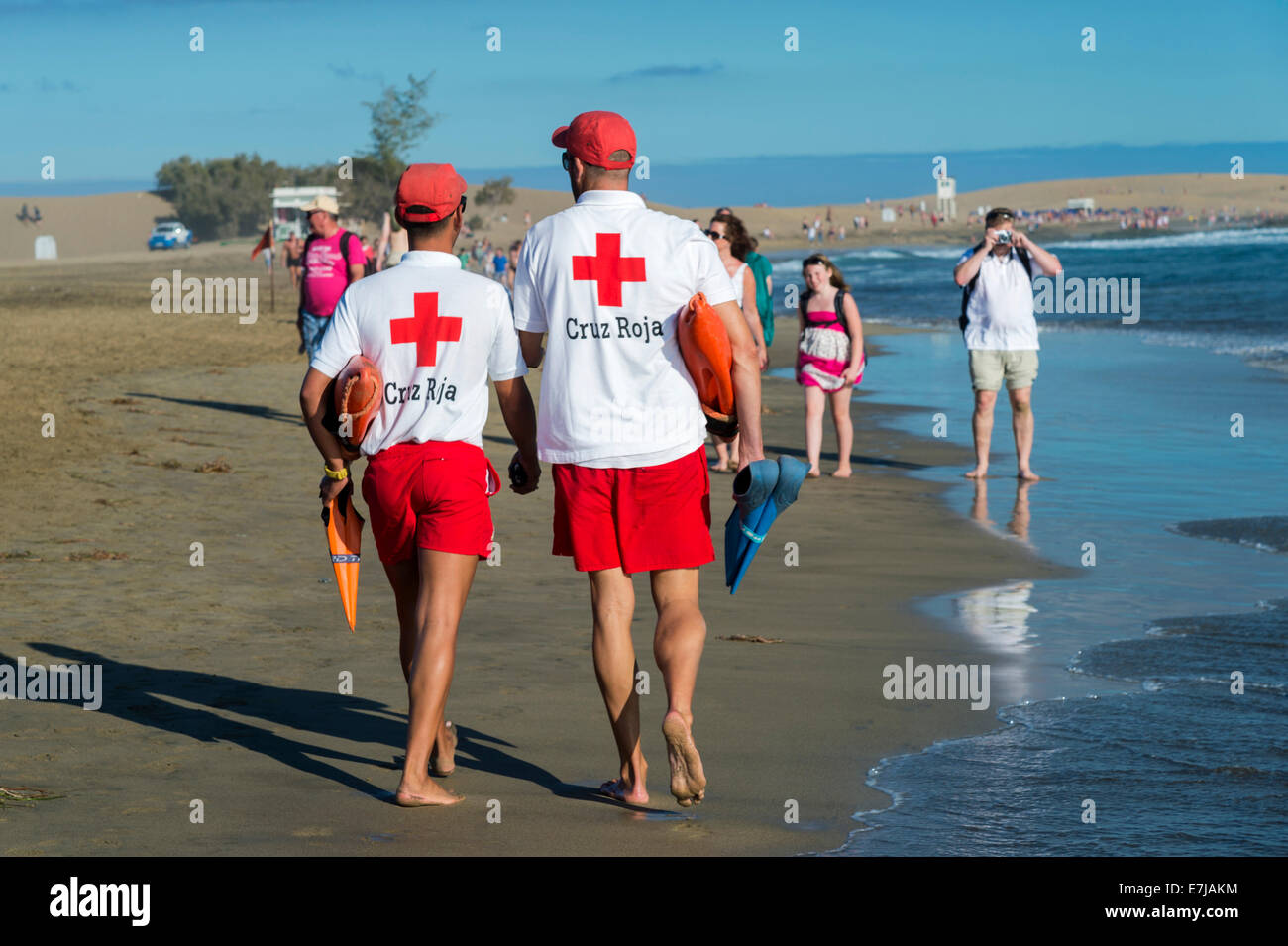 missil Distrahere Eventyrer Two lifeguards of the Cruz Roja, the Spanish Red Cross, on the beach of  Maspalomas, Gran Canaria, Canary Islands, Spain Stock Photo - Alamy