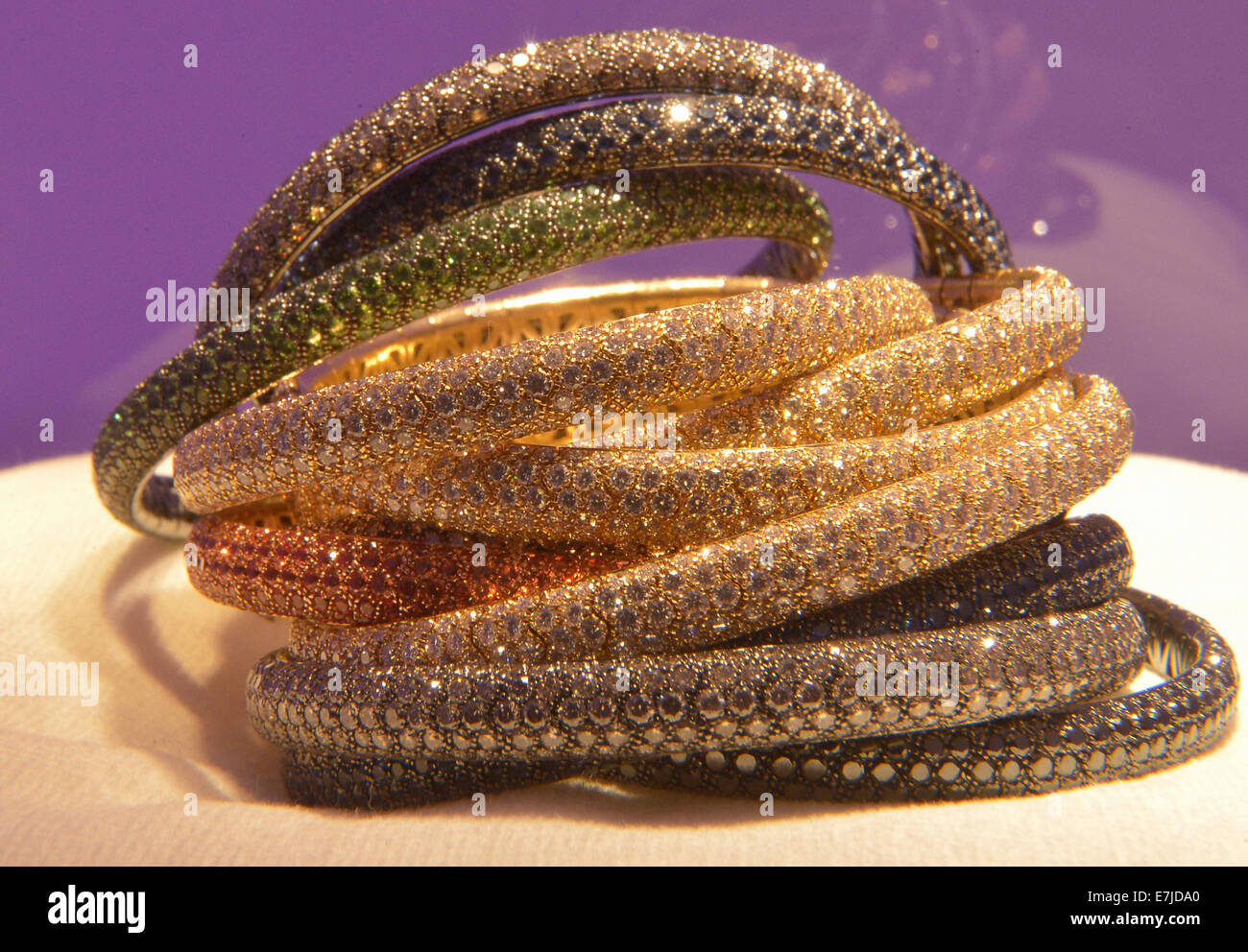 Golden glitter hires stock photography and images Alamy