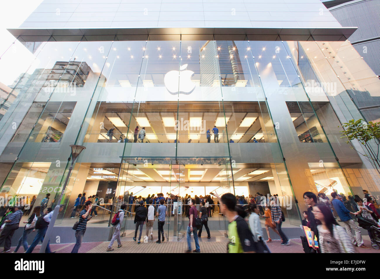 Asia, China, Hong Kong, Hongkong, Causeway Bay, Times Square, Apple Store, Apple, Shop, Shopping, Shoppers, Consumers, Chinese C Stock Photo