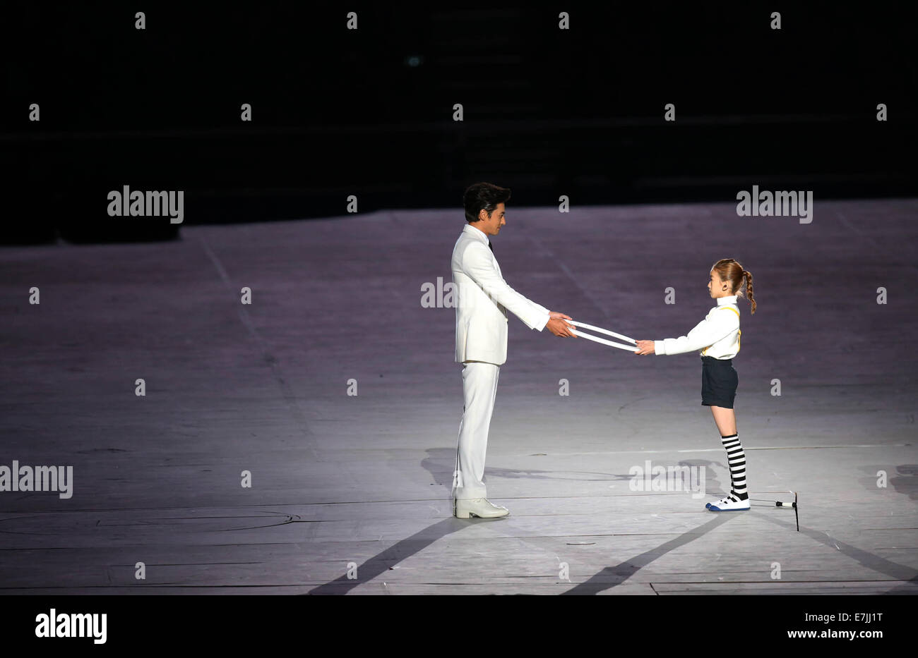 Incheon, South Korea. 19th Sep, 2014. South Korean actor Jang Dong-gun (L) performs during the opening ceremony of the 17th Asian Games in Incheon, South Korea, Sept. 19, 2014. Credit:  Meng Yongmin/Xinhua/Alamy Live News Stock Photo