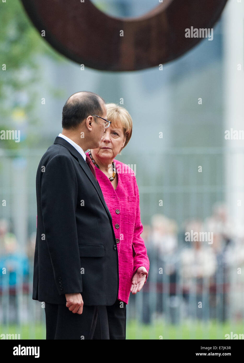 Berlin, Germany. 19th Sep, 2014. German Chancellor Angela Merkel (R) welcomes the Philippine President Benigno Aquino III with military honors outside of the Federal Chancellery in Berlin, Germany, 19 September 2014. Credit:  dpa picture alliance/Alamy Live News Stock Photo