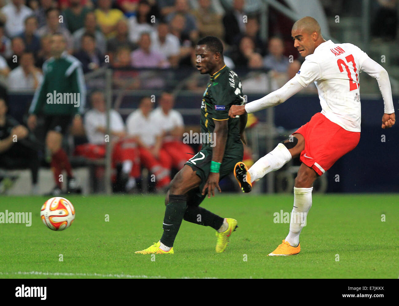 Salzburg, Austria. 18th Sep, 2014.Salzburg's Alan (r) vies for the ball with Celtic's Mubarak Wakaso during the Europa League soccer match between Red Bull Salzburg vs FC Celtic Glasgow in Salzburg, Austria, 18 September 2014. Credit:  dpa picture alliance/Alamy Live News Stock Photo
