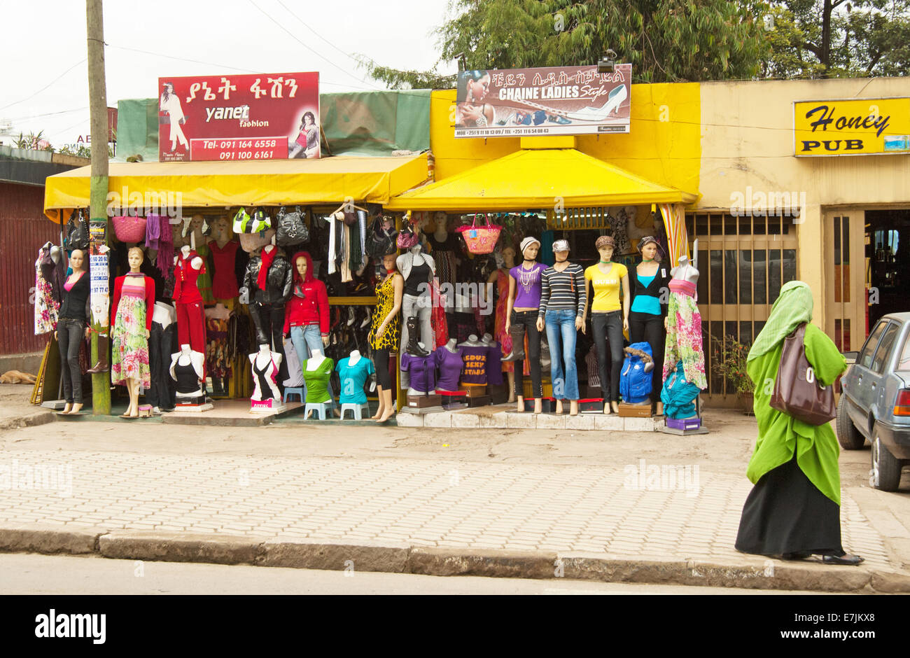 Gente que compra en un mercado de ropa al aire libre que vende vestidos  cerca de Addis Abeba. En Etiopía, África Fotografía de stock - Alamy