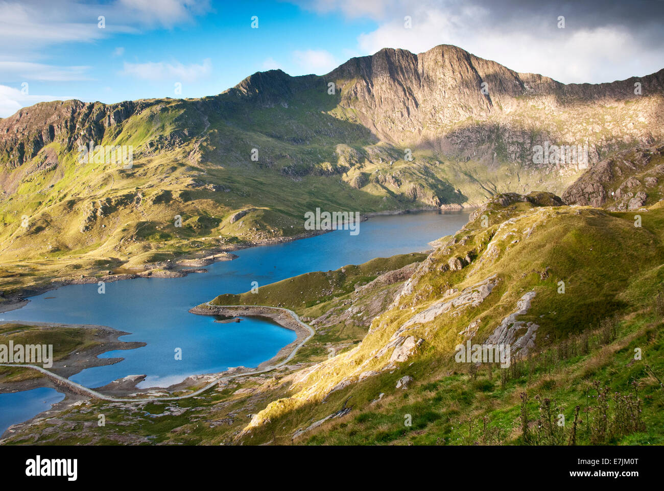 Llyn Llydaw and The Miners Track backed by the Peak of Y Lliwedd, Cwm Dyli, Snowdonia National Park, North Wales, UK Stock Photo