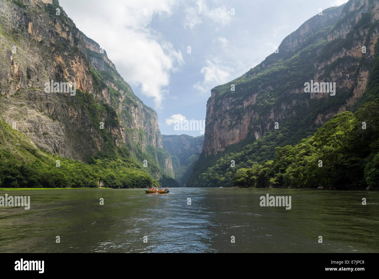 Motorboat crossing Sumidero Cayon Chiapas Mexico Stock Photo Alamy Motorboat crossing Sumidero Cayon Chiapas Mexico Stock Photo Alamy