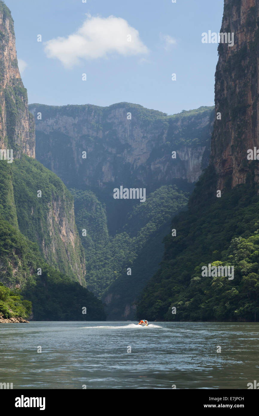 Motorboat crossing Sumidero Cayon Chiapas Mexico Stock Photo Alamy Motorboat crossing Sumidero Cayon Chiapas Mexico Stock Photo Alamy
