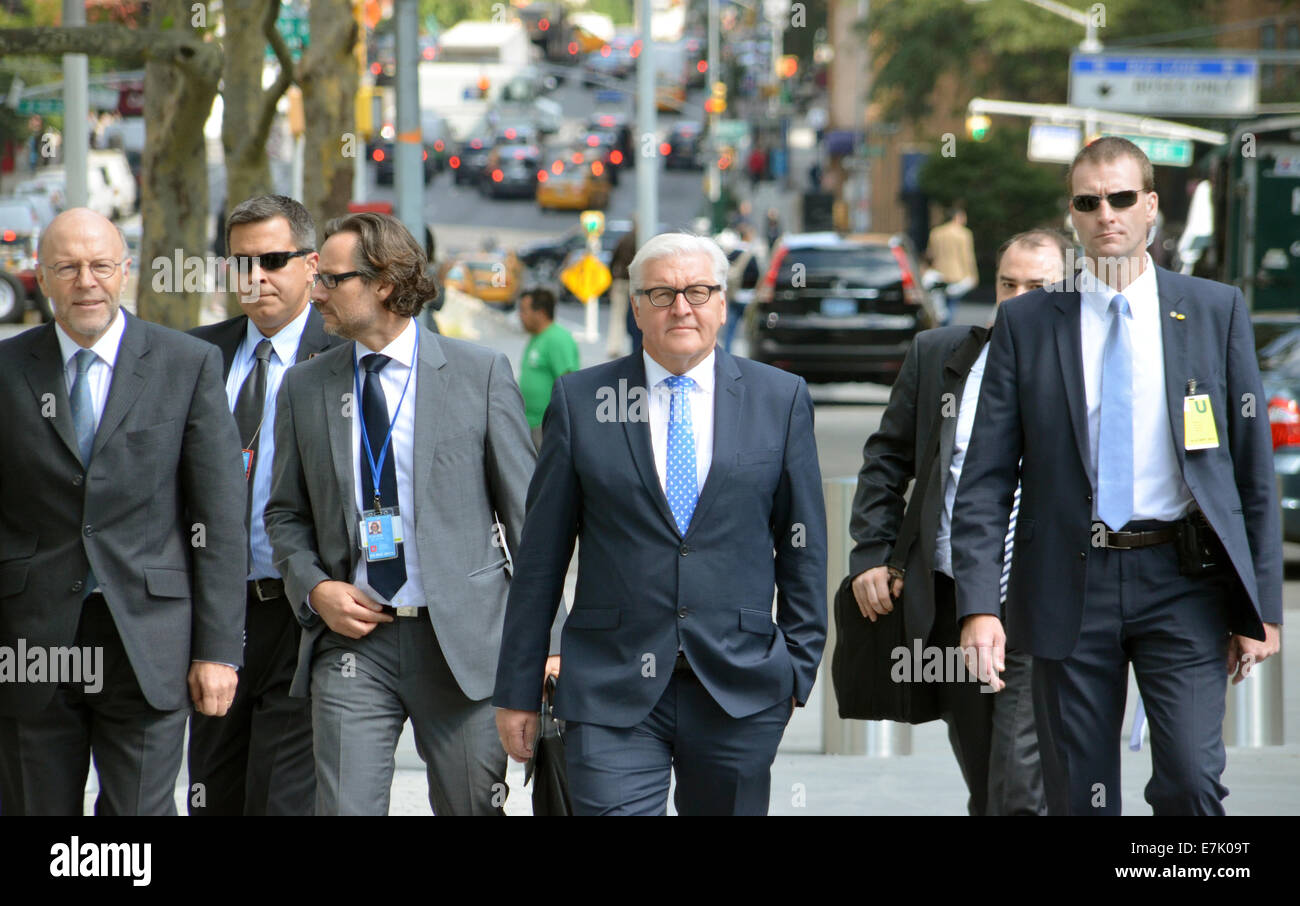 Bundesaußenminister Frank-Walter Steinmeier (M, SPD) geht am 19.09.2014 zumm Gebäude der Vereinten Nationen in New York. Steinmeier hatte sich zuvor für eine Einbindung des Irans im Kampf gegen die Terrormiliz Islamischer Staat ausgesprochen. Noch am selben Tag sollte der UN-Sicherheitsrat zu der Bedrohung tagen. Foto: Chris Melzer/dpa (zu dpa "Steinmeier: Iran muss sich im Atomstreit bewegen" vom 19.09.2014) Stock Photo