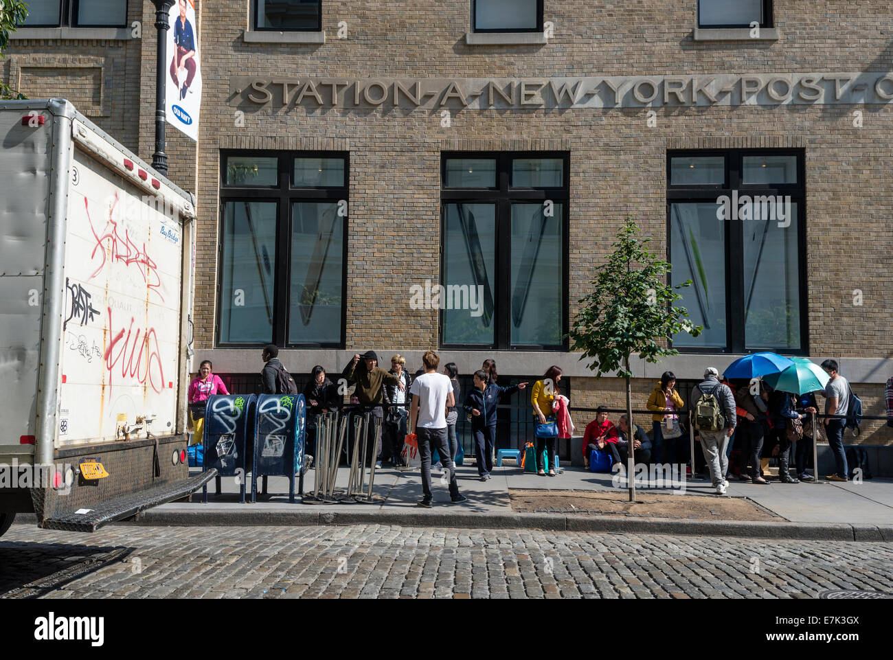 Shoppers queue outside apple store hi-res stock photography and images ...